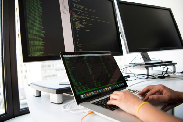 正泰電器：公司未來工廠的數(shù)字化車間早已前瞻性地運用機器人技術(shù):電器公司